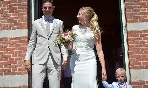 Wout Van Aert en Sarah de Bie vragen fans om met hen te bidden en te vieren ter ere van hun 7-jarig huwelijksjubileum: “Het was geen gemakkelijke reis, maar met jullie kan ik doorgaan”