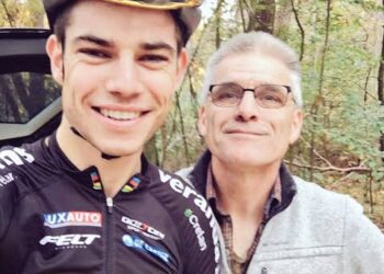 “Ik had het wielrennen bijna opgegeven… maar mijn vader heeft me op het rechte pad gezet” – Wout van Aert spreekt zich uit terwijl zijn vader een belangrijke sponsorovereenkomst tekent