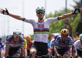 Escreva um artigo sobre Tadej Pogacar domina a Etapa 6, ganhando tempo significativo sobre todos os seus rivais. #Dauphine