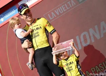 De vrouw van Wout van Aert vertelt openhartig over de zware klus van het ‘oplappen’ na elke tegenslag: “Je vraagt ​​je af of het het allemaal waard is”