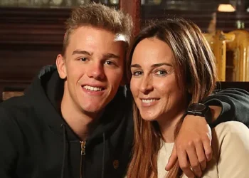 🏆 Thibau Nys, Anna en familie vieren samen de 42e verjaardag van moeder Isabelle Nijs 🎉: “Fans helpen me mijn moeder te vieren”