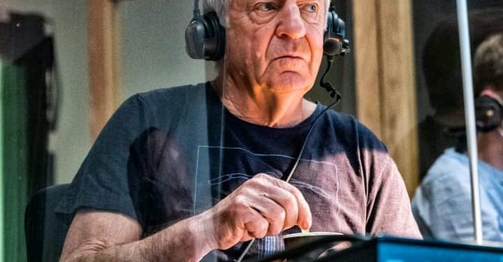 José De Cauwer, alleen achtergelaten in zijn commentaarhokje: “Het tafereel doet me denken aan mijn grootvader”