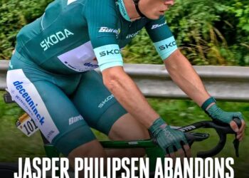 Een bruut einde aan Jaspers Tour 😔 Philipsen valt uit Tour de France na botsing in sprint in etappe 3