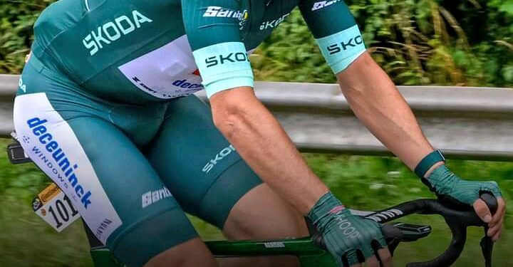 Een bruut einde aan Jaspers Tour 😔 Philipsen valt uit Tour de France na botsing in sprint in etappe 3