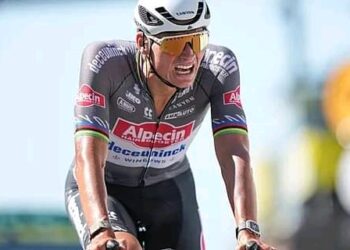 Van der Poel weer in het geel in de Tour de France: “Ik heb er spijt van” 💛😟