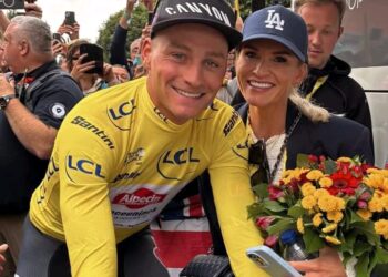 De verliefde vriendin van Mathieu van der Poel wordt emotioneel in de Tour de France: ‘Herinneringen voor het leven’