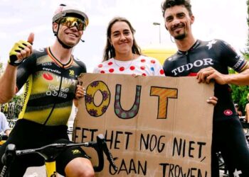 🚨 Breaking News: Wout van Aert schenkt ‘Cardboard Lady’ in stilte achter de schermen na emotionele ontmoeting met Julian Alaphilippe