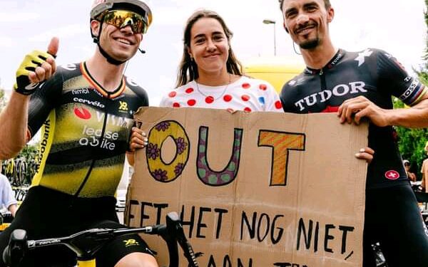 🚨 Breaking News: Wout van Aert schenkt ‘Cardboard Lady’ in stilte achter de schermen na emotionele ontmoeting met Julian Alaphilippe