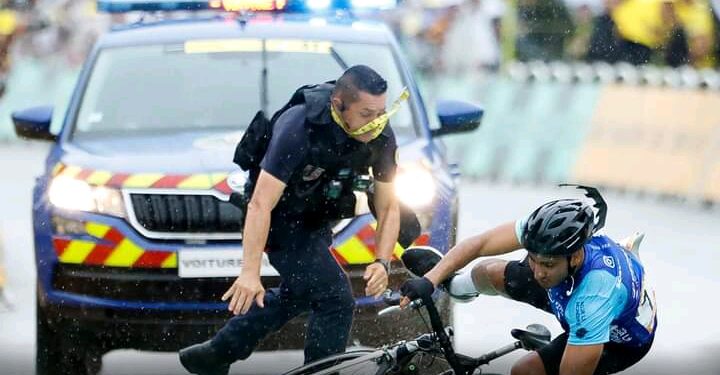French Police Officer Tackles Spectator Who Tried to Ride Across the Finish Line at Stage 17 of the 2025 Tour de France