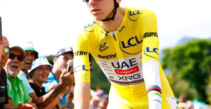 Tadej Pogačar entre en collision avec la voiture d’assistance Visma-Lease a Bike avant le départ – Réaction en riant : « Voulait-il tester mes freins ? »