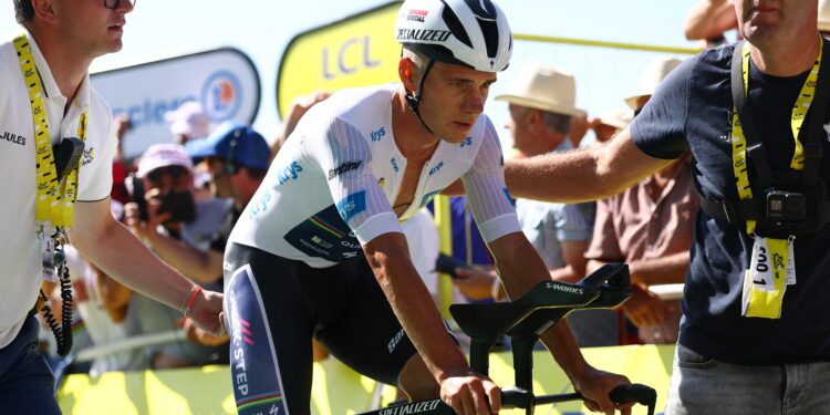 Lance Armstrong & Wiggins fel kritisch op Evenepoel: “Het zou me niet verbazen als hij uit de Tour stapt”