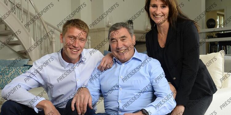 Eddy Merckx maakt het “relatief goed” na zijn recente operatie, waarbij hij met spoed naar het ziekenhuis werd gebracht voor een prothese, aldus zijn dochter Sabrina.