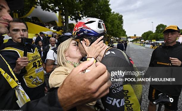 In een recente ontwikkeling bedankt Sarah De Bie fans namens Wout van Aert na de Tour: “Jullie steun betekende alles en we beschouwen het niet als vanzelfsprekend…”