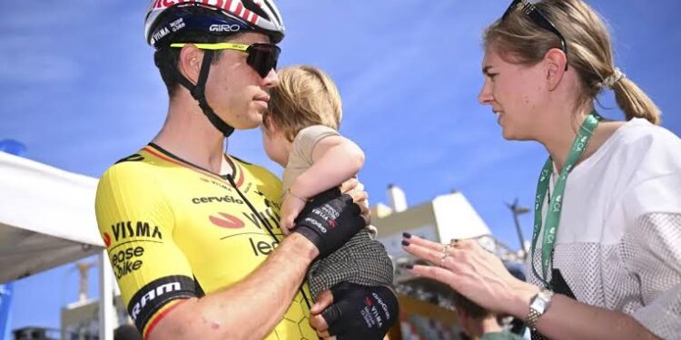 NET BINNEN: Nieuw perspectief op de ziekte van Wout van Aert — Sarah roept fans en sympathisanten op om voor hem te bidden
