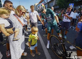Sarah de Bie waardeert de fans van Wout van Aert en vraagt ​​om steun nu de Tour doorgaat: “We zouden hier niet zijn zonder jullie sterke steun en vastberadenheid om mijn man te zien winnen. Ik roep jullie allemaal op om…