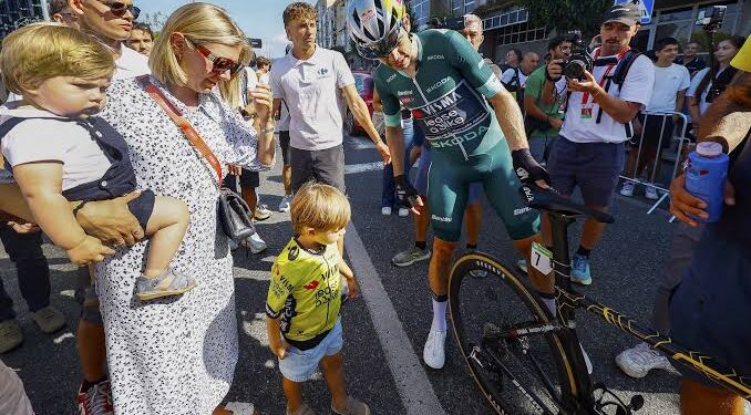 Sarah de Bie waardeert de fans van Wout van Aert en vraagt ​​om steun nu de Tour doorgaat: “We zouden hier niet zijn zonder jullie sterke steun en vastberadenheid om mijn man te zien winnen. Ik roep jullie allemaal op om…