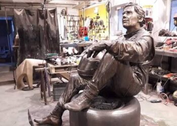 Breaking News – Kimi Räikkönen Unveils Giant Bronze Statue of His F1 Idol Ayrton Senna in Monte Carlo: “This was the only driver I ever looked up to”
