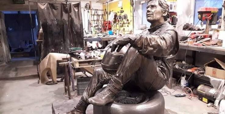 Breaking News – Kimi Räikkönen Unveils Giant Bronze Statue of His F1 Idol Ayrton Senna in Monte Carlo: “This was the only driver I ever looked up to”