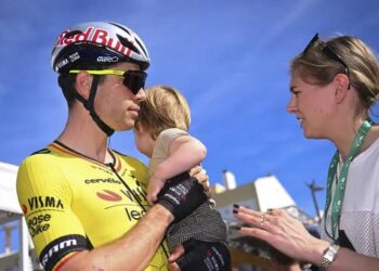 Wout van Aert vertelt openhartig over zijn rots in de branding, Sarah De Bie: “Zij is de vrouw die elke man nodig heeft”
