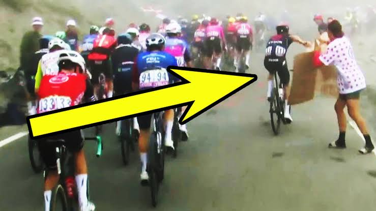 De vrouw met het gebroken kartonnen bord is gevonden! Ze ontmoet Wout van Aert en Julian Alaphilippe in een hartverwarmend moment