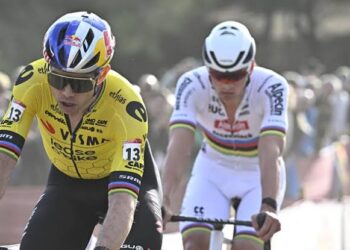 De reactie van Wout van Aert op het vertrek van Mathieu van der Poel uit de Tour vanwege een longontsteking was onbetaalbaar en zo emotioneel: “Ik heb gehuild… Ik wist dat het zijn droom was om de Tour te winnen, maar…”