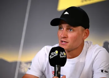 “Misschien is het een vergissing om het peloton nog groter te maken” – Mathieu van der Poel trekt de veiligheid van het grotere peloton in de Tour de France in twijfel