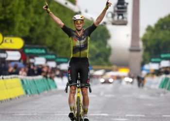 Fenomenale Van Aert soleert naar zege in slotrit, Vingegaard verzekert zich van vijfde podium op rij in Tour de France