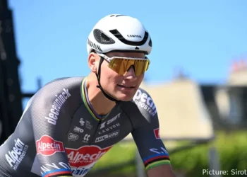 Mathieu van der Poel kampt met een gezwollen oog na insectenbeet