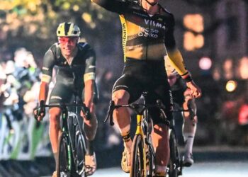Thuisheld Wout van Aert krijgt daverend onthaal in Herentals en sprint naar de overwinning in het na-Tourcriterium 🚴‍♂️🇧🇪
