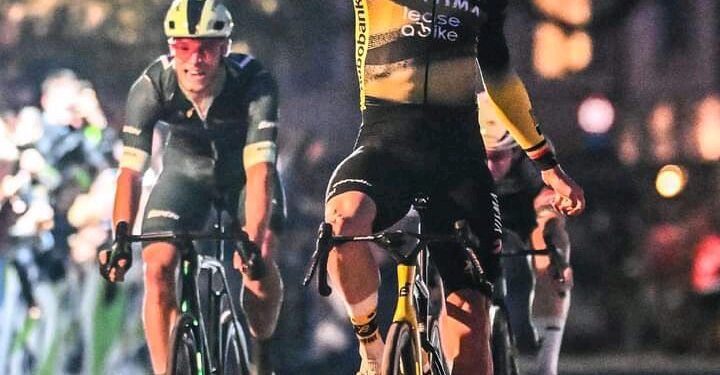 Thuisheld Wout van Aert krijgt daverend onthaal in Herentals en sprint naar de overwinning in het na-Tourcriterium 🚴‍♂️🇧🇪