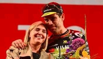 Emotionele Sarah De Bie, de steunpilaar achter kampioen Wout Van Aert, spreekt zich uit na de overwinning in Herentals: “Als je de toewijding van de fans ziet, zelfs in de regen, weet je dat het pure liefde is… Hij is een publiekslieveling”