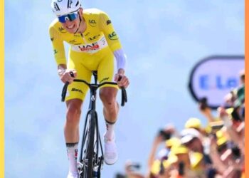 Tadej Pogačar se je naveličal vsiljivih navijačev in to pokaže z osupljivo majico