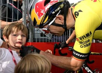 Topwielrenner Wout van Aert verwend door zijn zoon (5) na een vermoeiende wedstrijd Lees meer in de reacties 👇