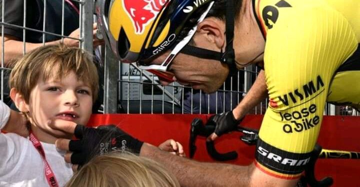 Topwielrenner Wout van Aert verwend door zijn zoon (5) na een vermoeiende wedstrijd Lees meer in de reacties 👇
