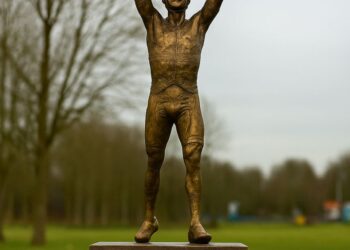 De Belgische gemeente Kapellen onthult een reusachtig standbeeld van Mathieu van der Poel in Hoogerheide ter ere van zijn roots en status als een van de grootste Belgische wielerexportproducten.