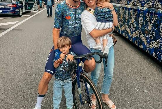 Breaking News: Wout Van Aert en Sarah de Bie zamelen €100.000 in voor kankeronderzoek in België door gesigneerde Giro d’Italia- en Tour de France-shirts te veilen