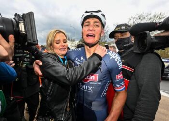 “Er zijn trainingskampen, eindeloos reizen en een constante drang om aan de top te blijven. Toch is Roxanne nooit van mijn zijde geweken”: Mathieu van der Poels oprechte eerbetoon aan zijn verloofde