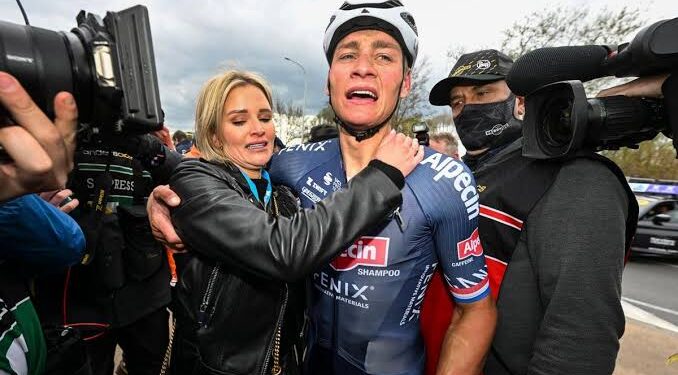 “Er zijn trainingskampen, eindeloos reizen en een constante drang om aan de top te blijven. Toch is Roxanne nooit van mijn zijde geweken”: Mathieu van der Poels oprechte eerbetoon aan zijn verloofde