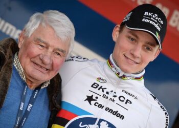 “Als opa PouPou nog had geleefd, had hij dit geweldig gevonden” — Mathieu van der Poel schrijft oprecht eerbetoon aan grootvader Raymond Poulidor bij officiële bekendmaking trouwdatum met zijn vriendin Roxanne Bertels