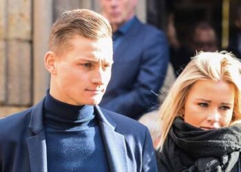 😢 DROEVIG NIEUWS: Wereldwielrenner Mathieu Van der Poel verraste zijn fans met een onverwachte aankondiging: hij en zijn partner, Roxanne Bertels, stellen hun bruiloft, die oorspronkelijk eind dit jaar gepland stond, uit. Mathieu van der Poel onthulde de reden, tot grote droefheid van iedereen. Zie hieronder voor details 👇👇