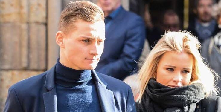 😢 DROEVIG NIEUWS: Wereldwielrenner Mathieu Van der Poel verraste zijn fans met een onverwachte aankondiging: hij en zijn partner, Roxanne Bertels, stellen hun bruiloft, die oorspronkelijk eind dit jaar gepland stond, uit. Mathieu van der Poel onthulde de reden, tot grote droefheid van iedereen. Zie hieronder voor details 👇👇