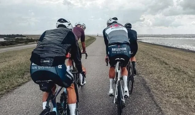 Van der Poel weer op de fiets na longontsteking, en Philipsen fietst wonderbaarlijk genoeg door na zware crash: de volledige details