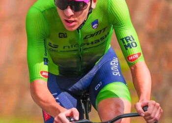 🚨⚡️🚴‍♂️ Čestitke, Tadej Pogačar, spet absolutni svetovni prvak! Kakšen način maščevanja! 100 km prednosti je nora avra 😳 Odnesi to 🥇 domov! Zapojmo ti slovensko 🇸🇮 himno!