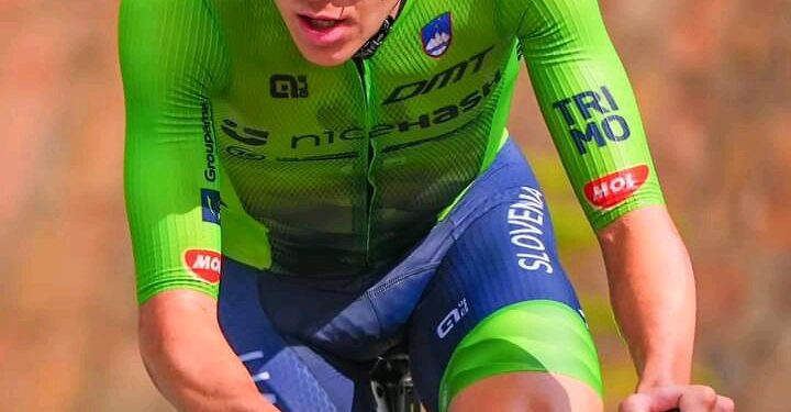 🚨⚡️🚴♂️ Čestitke, Tadej Pogačar, spet absolutni svetovni prvak! Kakšen način maščevanja! 100 km prednosti je nora avra 😳 Odnesi to 🥇 domov! Zapojmo ti slovensko 🇸🇮 himno!