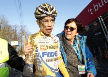 Van een vijfjarige jongen die voor schijnbaar onoverkomelijke uitdagingen stond, is Wout van Aert opgeklommen tot de top van de wielerwereld 🚴‍♂️✨