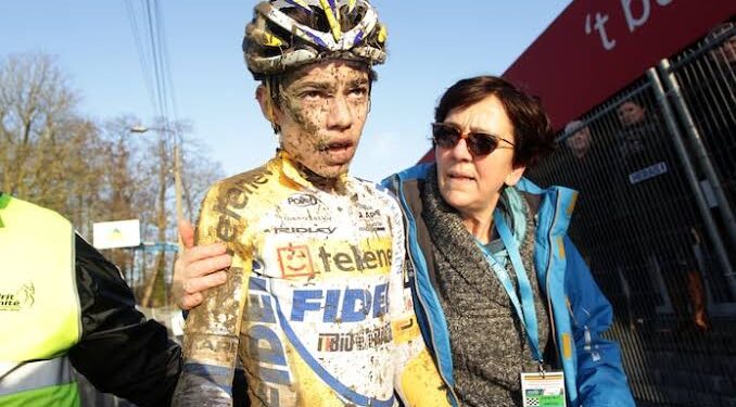 Van een vijfjarige jongen die voor schijnbaar onoverkomelijke uitdagingen stond, is Wout van Aert opgeklommen tot de top van de wielerwereld 🚴‍♂️✨