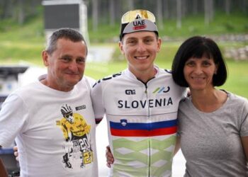 💔 »Zdaj razumem, če želi odnehati« – mama Tadeja Pogačarja spregovori o njegovi izčrpanosti in šokantnih komentarjih o upokojitvi