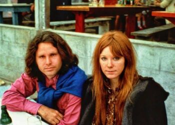 “THE LAST HOURS OF THE LIZARD KING: The Untold Conversations, Lost Notes, and Emotional Turmoil Before Jim Morrison’s Mysterious Death in Paris”