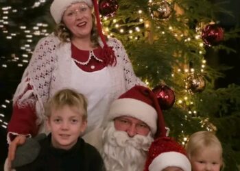 Kimi Räikkönen and his Lovely Wife, Minttu wish everyone a Merry Christmas. “We love you, our fans….” 🎄❤️