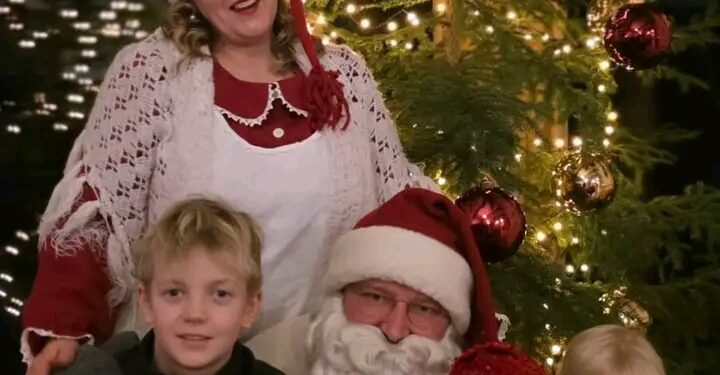 Kimi Räikkönen and his Lovely Wife, Minttu wish everyone a Merry Christmas. “We love you, our fans….” 🎄❤️